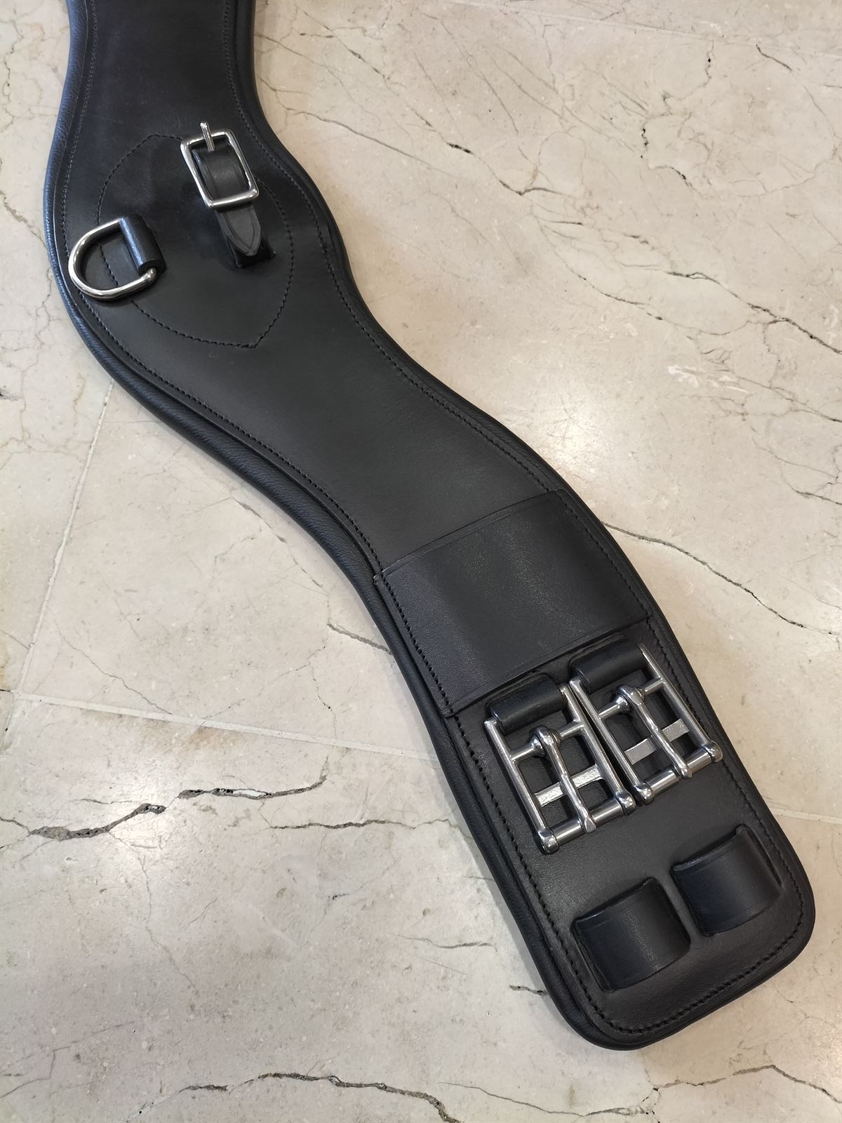 Cincha HKM Sports Equipment de cuero anatómica, color negro, TALLA 60 CM, sin elástico. - Imagen 2